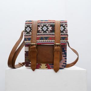 Bolso bandolera de lona bohemia con solapa de cuero y estampado étnico para mujer - Product Image 1