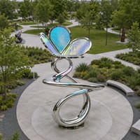 Sculpture sur mesure en acier inoxydable « Ruban Papillon » abstraite – Art extérieur personnalisable pour paysages de luxe