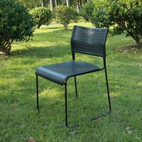 Échantillon gratuit Mobilier de bureau empilable et ergonomique en plastique pour ordinateur Chaise de conférence de visiteur d'événement de train pour salle de réunion