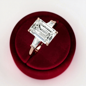 Anillo Triad de Tres Piedras con Diamante Cultivado en Laboratorio de 5 Quilates con Corte Esmeralda y Baguette Cónico en Oro Blanco, Certificado IGI, para Mujer, Nuevo Diseño - Product Image 3