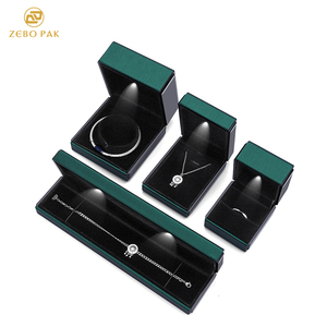 Scatola per Gioielli Zebo con Luce LED, Piccola Scatola Rettangolare di Lusso in Pelle PU per Anelli con Imballaggio in Velluto - Product Image 3