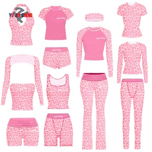 Completo Due Pezzi con Stampa Ghepardo e Blocchi di Colore, T-Shirt con Maniche Raglan e Pantaloncini Rosa Leopardati Personalizzati per Donna, Abbigliamento Casual - Product Image 1