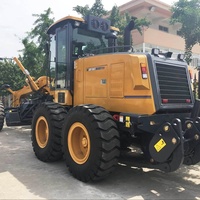 Niveleuse GR1803 avec ripper et lames de coupe