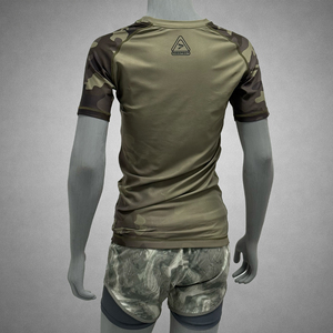 Camiseta de Protección Solar para Mujer Hecha con Tela de Secado Rápido y Suave que Combina una Sensación Ligera con Rendimiento Protector para Deportes Acuáticos y BJJ - Product Image 4