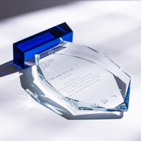 Trophée de récompense en cristal poli imperméable de qualité supérieure, personnalisable par gravure laser, design géométrique, base en cristal bleu, style sportif
