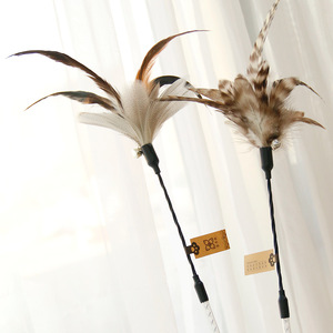 Kitta Baguette d'agitation pour chat à plumes, avec clochette, à manche allongé, multi-plumes, couleur naturelle, pratique, baguette de fée, jouet pour chat, vente en gros - Product Image 3