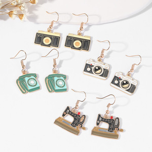 Pendientes de mujer con diseño de cámara de dibujos animados, máquina de coser vintage y teléfono antiguo, estilo retro de moda. - Product Image 1