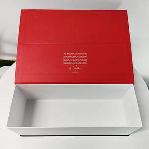 Caja de Cartón con Recubrimiento Brillante Premium con Rayas Negras y <span class=keywords><strong>Rojas</strong></span> en Contraste y Textura de Cuadrícula Dorada para Empaque de Clubes de Fútbol - Product Image 4