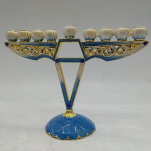 Ménorah en métal orné - Finition émail et alliage - Cadeaux Judaïca personnalisés - Chandeliers de Shabbat en gros pour la fête du Shabbat - Product Image 2