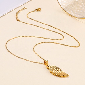 Bijoux pour hommes, chaîne en acier inoxydable dorée, collier avec ailes d'ange gardien, designs en gros - Product Image 3