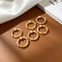 Wunderschöner und zarter Kristallgelber Aventurin Natürlicher Süßwasserperlenring, Elastischer Fast-Runder Ring, Originelles Design Großhandel