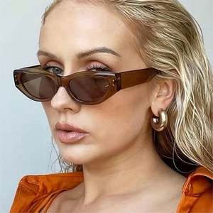 Lunettes de soleil œil de chat pour femmes, monture petite, style rétro punk avec rivets, protection UV400, personnalisables avec logo, vente en gros - Product Image 2
