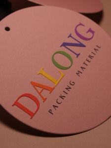 Tùy chỉnh sang trọng dập nổi quần áo treo thẻ giấy nhãn cho túi may mặc Vải tái chế & giấy kraft với dập nóng - Product Image 6