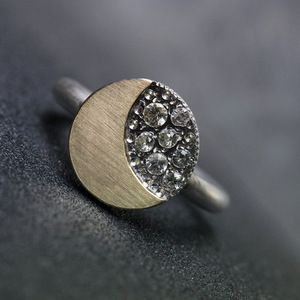 Anello Vintage a Forma di Luna, Unisex, Bicolore con Design Intarsiato, Gioiello di Tendenza - Product Image 1