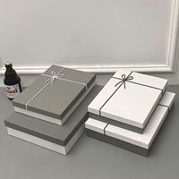 Boîtes cadeaux minimalistes en gros, design gris et blanc avec nœud en ruban, logo personnalisé disponible, plusieurs tailles