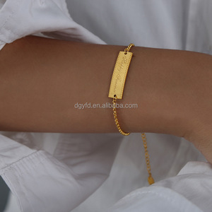 Bracelet barre gravé sur mesure pour femmes Bracelet barre incurvé Happy Forever en acier inoxydable plaqué or 18 carats - Product Image 2
