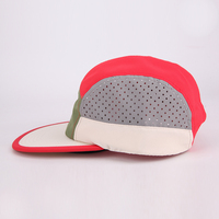 Gorra de running unisex de 5 paneles con perforaciones láser, estilo retro, bloques de color, transpirable, de secado rápido y visera suave para exteriores.