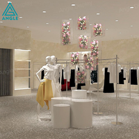 Porte-vêtements en métal style industriel pour femmes, étagère à vêtements, idéal pour les boutiques de mode urbaines – Idée de design d'intérieur