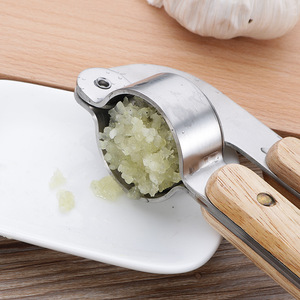 Prensa de ajo de acero inoxidable con mango de madera, triturador de ajo manual, exprimidor, utensilio de cocina duradero y fácil de limpiar para triturar ajo - Product Image 2