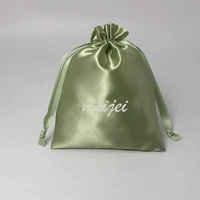 Pochette anti-poussière en satin imprimée avec logo personnalisé emballage cadeau perruques grand sac en soie sac à cordon en satin pour emballage d'extension de cheveux