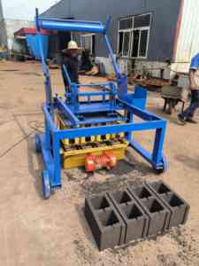 <span class=keywords><strong>Machine</strong></span> <span class=keywords><strong>de</strong></span> ponte mobile diesel QT4-45 utilisée <span class=keywords><strong>Machine</strong></span> <span class=keywords><strong>de</strong></span> fabrication <span class=keywords><strong>de</strong></span> blocs creux et <span class=keywords><strong>de</strong></span> briques pour le moulage <span class=keywords><strong>de</strong></span> briques <span class=keywords><strong>de</strong></span> sable en béton - Product Image 5