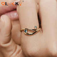 LUCKYJIU Bagues personnalisées en acier inoxydable plaqué or 18 carats avec double CZ bleu en forme de vague pour femmes, fournisseur d'usine de bijoux en gros OEM ODM B2B