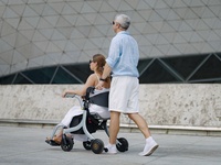 Déambulateur électrique avec siège, dispositif d'assistance à la marche léger