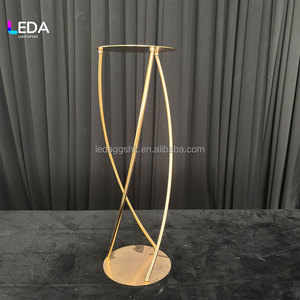Centro de Mesa LEDA con Base de Metal Dorado, Decoración Moderna para Mesa de Boda - Product Image 1