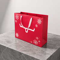Sac fourre-tout en papier kraft en gros, base rouge, imprimé flocons de neige blancs, poignée en ruban, taille personnalisée, sac de courses écologique pour chaussures