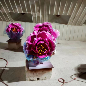 Sculpture florale en fibre de verre pour extérieur, décoration de pelouse, ornement réaliste de pivoine, art végétal fait main sur pied - Product Image 2
