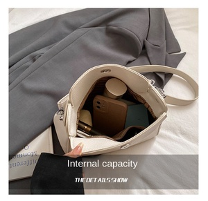 <span class=keywords><strong>Sac</strong></span> seau décontracté de style français, couleur unie simple, rétro, <span class=keywords><strong>sac</strong></span> bandoulière, <span class=keywords><strong>sac</strong></span> à main en cuir souple vintage de première qualité pour femmes - Product Image 4