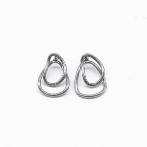 Boucles d'oreilles pour hommes et femmes en acier inoxydable 316, double boucle, géométriques irrégulières, texturées, minimalistes, modernes, bijoux gothiques - Product Image 5