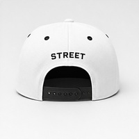 Casquette Snapback Hip Hop Bicolore Noir et Blanc avec Broderie Volt, Casquette Snapback Tendance Urbaine pour Tenues Décontractées, Sportives et Quotidiennes