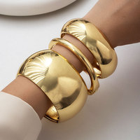 Bracelet manchette en métal exagéré, inspiré d'Instagram, au design complexe, finition polie élégante, design géométrique minimaliste, style vintage