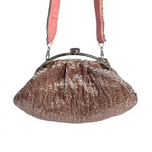 Pochette de soirée rose métallique tressée avec bandoulière, faite à la main - Product Image 1