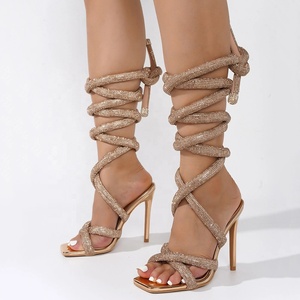 Sandalias de tacón de aguja con punta cuadrada y tiras de diamantes brillantes, colores personalizados, para mujer, con bandas cruzadas abullonadas, zapatos de tacón alto y delgado para verano. - Product Image 4