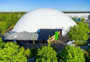 Edificio Ecológico con Membrana Sostenida por Aire y Materiales Reciclables para Campo de Fútbol - Product Image 4