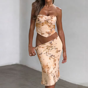 Conjunto de Dos Piezas Estilo Vacaciones: Top Asimétrico sin Tirantes con Estampado Floral y Flecos + Falda Midi Ajustada de Cintura Baja - Product Image 1