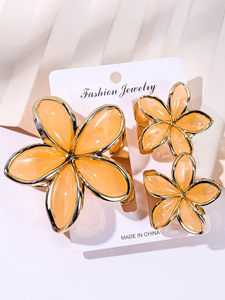 Lot de 3 pinces à <span class=keywords><strong>cheveux</strong></span> en forme de fleur de frangipanier avec bordure dorée, épingles à <span class=keywords><strong>cheveux</strong></span> esthétiques en résine gelée, bijoux de plage d'été style sirène pour femmes - Product Image 4