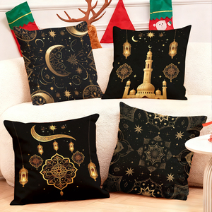 黒地に金の三日月、ランタン、モスクのモチーフが描かれた、エレガントなイスラム風の装飾枕。 - Product Image 1