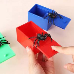 Caja de Broma de Araña de Plástico de Calidad con Araña Oculta, Divertida para Halloween, Juego de Broma para Amigos y Juguetes de Oficina - Product Image 2