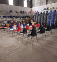 Chaises d'école en plastique empilables modernes populaires en vente chaude en gros avec cadre métallique pour événements personnalisés