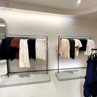 Porte-vêtements autoportant en métal Mookoo avec base solide, présentoir de vêtements pour boutique de vêtements