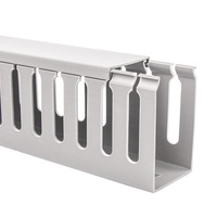 Goulotte carrée en PVC gris ignifuge isolée à dents fines et grossières pour la gestion des câbles et les boîtes de distribution électriques