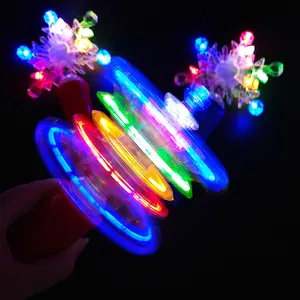 बच्चों बैटरी संचालित 7 रंग एलईडी चमकती घूर्णन के साथ हिमपात का एक खंड फ्लैश छड़ी की छड़ी बच्चों कताई प्रकाश अप खिलौने संगीत