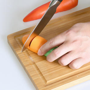 เครื่องลับมีดรูปทรงแครอท แบบใช้มือ ทำจากเหล็กทังสเตน วัสดุ ABS อุปกรณ์ครัวสำหรับใช้ในบ้าน ดีไซน์ฝาสีเขียว - Product Image 3