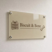 Plaque signalétique élégante en acrylique personnalisée pour bar, pub, lounge – Support mural avec impression UV et bords polis – Vente en gros