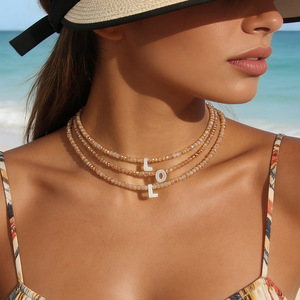 Collar gargantilla con colgante de letra delicada para mujer, cadena de cuentas de cristal minimalista de lujo, joyería de moda para damas que no se deslustra. - Product Image 2