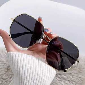 Gafas de Sol de Alta Gama Personalizadas para Mujer, Modelo Moderno con Montura Completa de Metal, <span class=keywords><strong>Lentes</strong></span> de PC, Alto Valor Estético, UV400 - Product Image 2