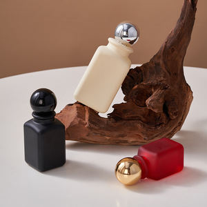 Ventas calientes Caro Vacío 50ml Copa negra redonda Botella esmerilada Perfume con tapa de bola dorada - Product Image 2